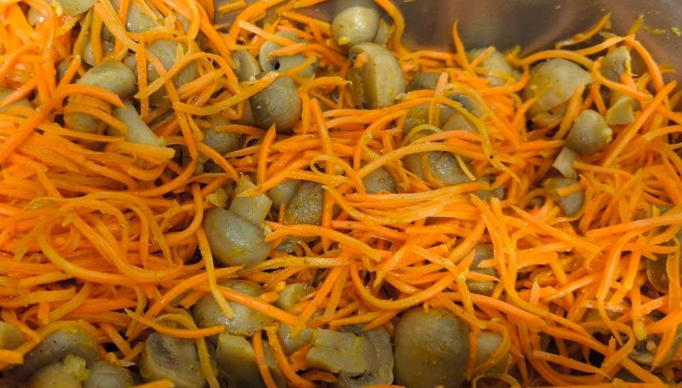 Marinierte Champignons mit Karotten