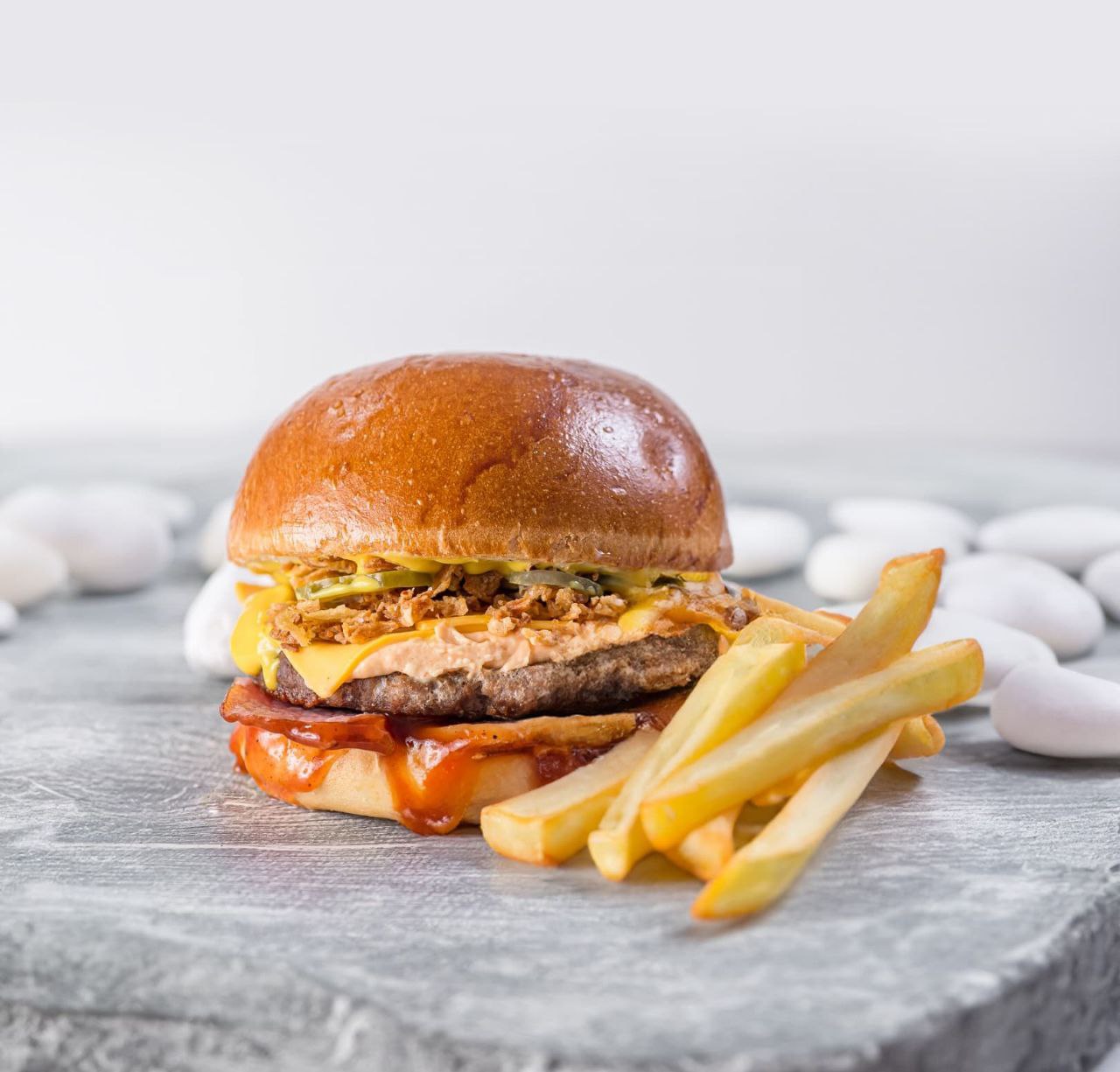 Cheeseburger mit Pommes frites