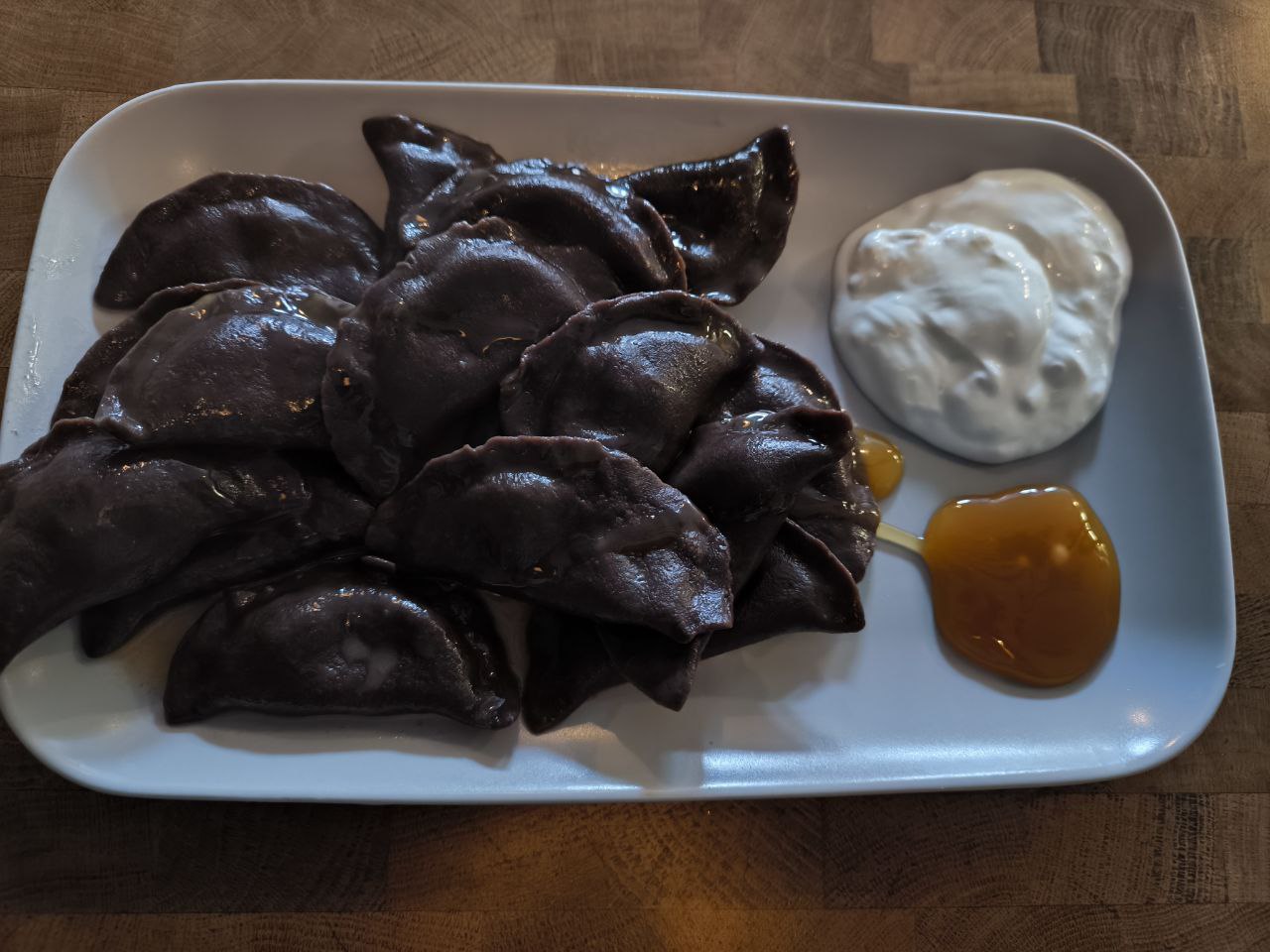 Schokoladen-Warenyky mit Kirschen